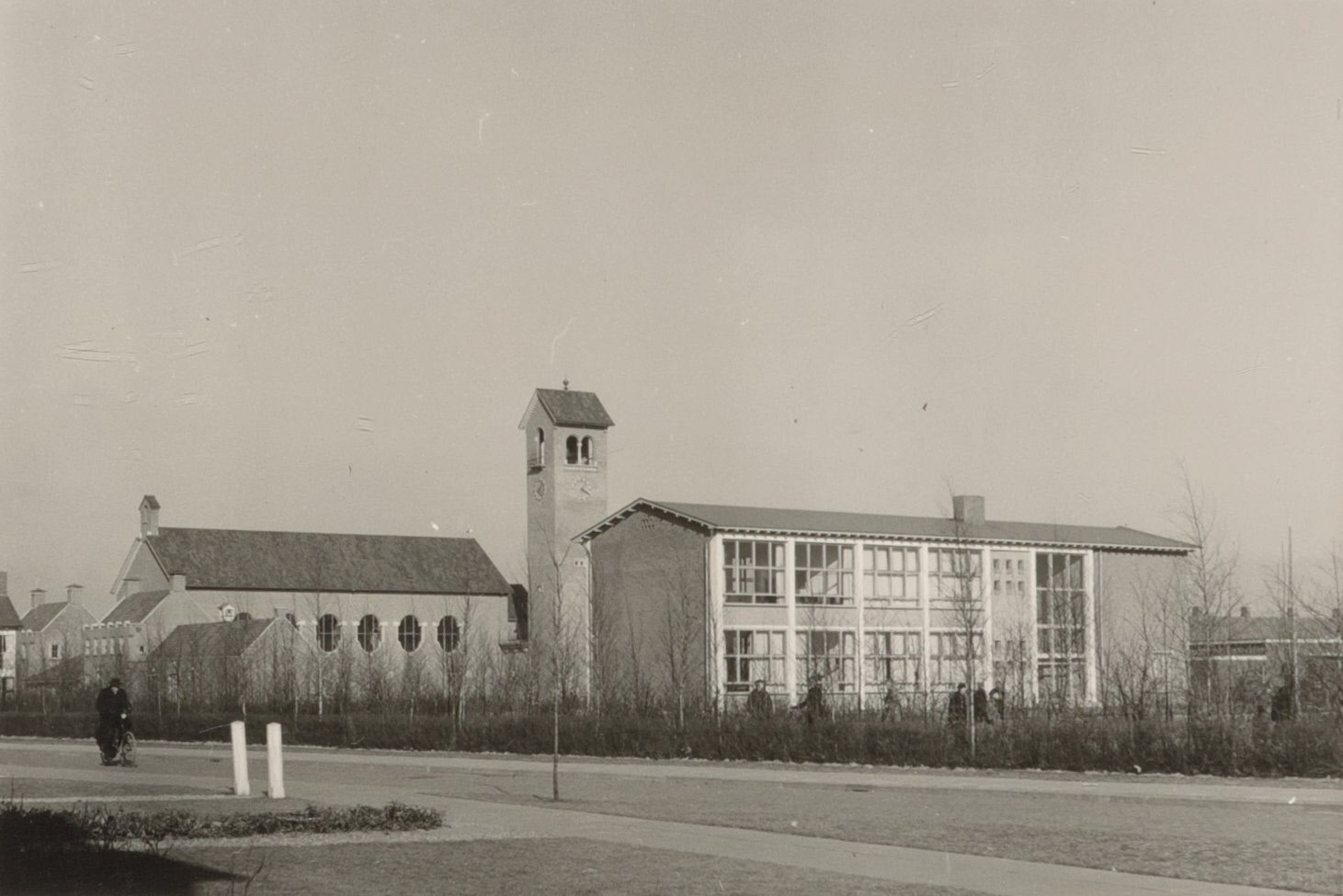 De christelijke u.l.o.-school met op de achtergrond de Nederlands hervormde kerk 1954