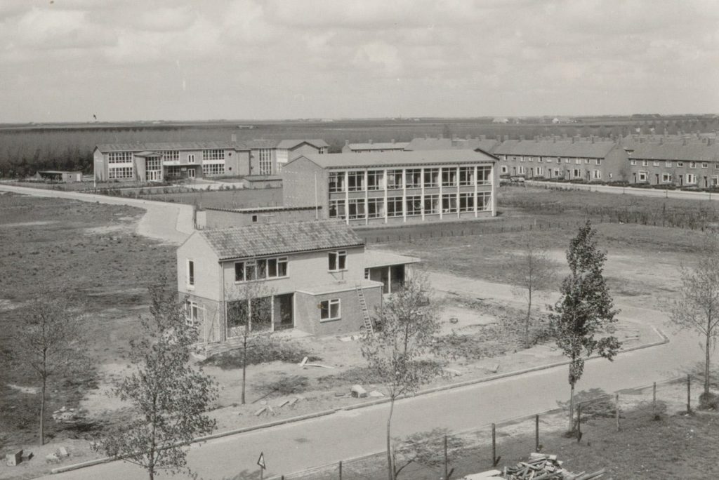 Midden op de foto de Christelijke school en de Prof. Kohnstammschool 1956