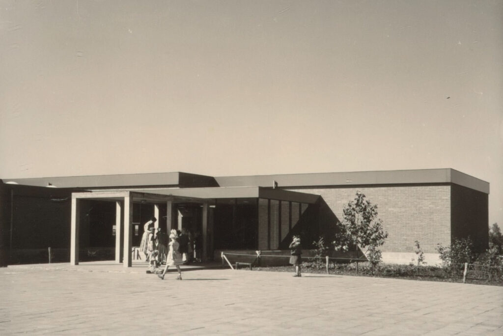 Nagele 1957 Ingang van de openbare lagere school