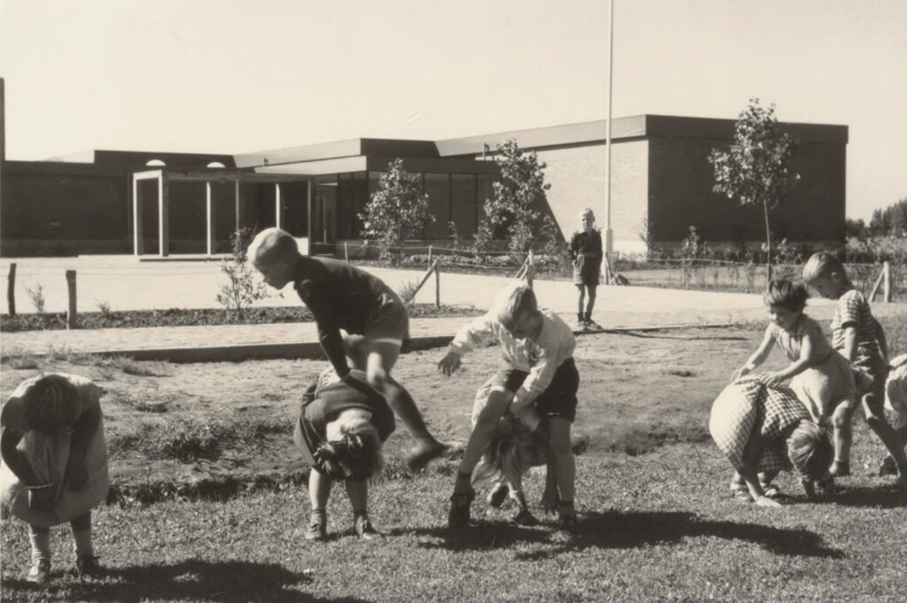 Nagele 1957 Spelende kinderen bij de openbare lagere school