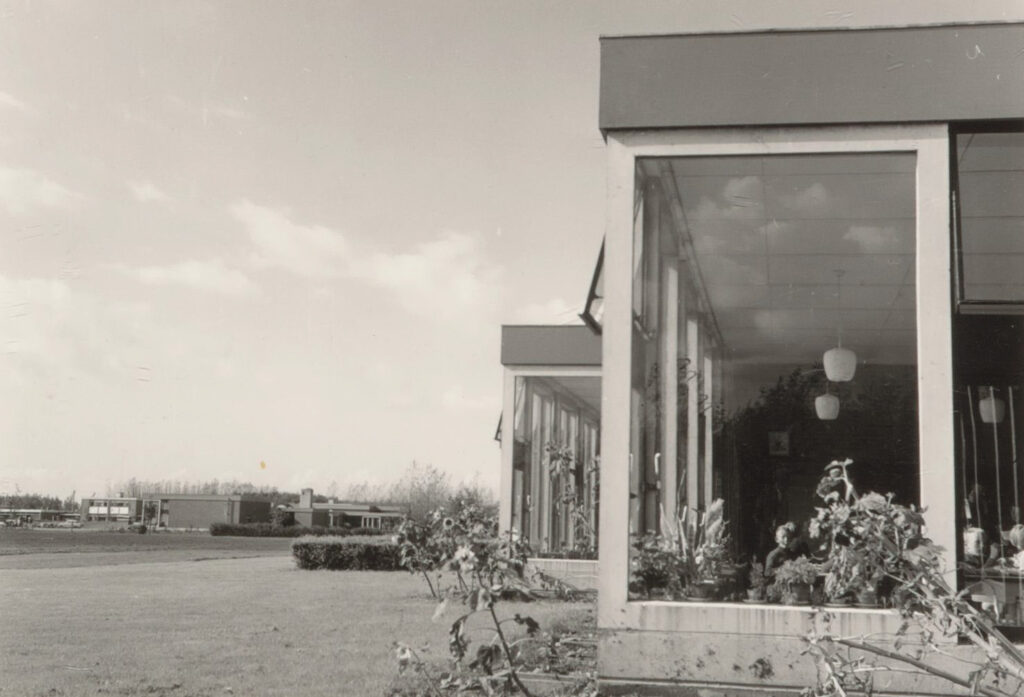 Nagele 1963 De christelijke lagere school (architect A. van Eijck) aan de Ring. Geveldetail