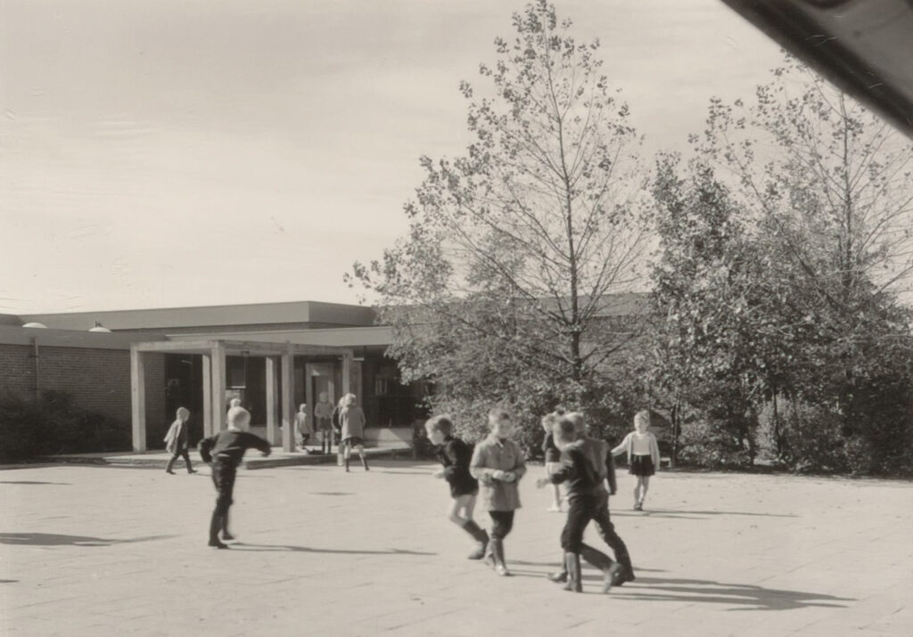 Nagele 1963 De openbare lagere school (architect A. van Eijck) aan de Ring